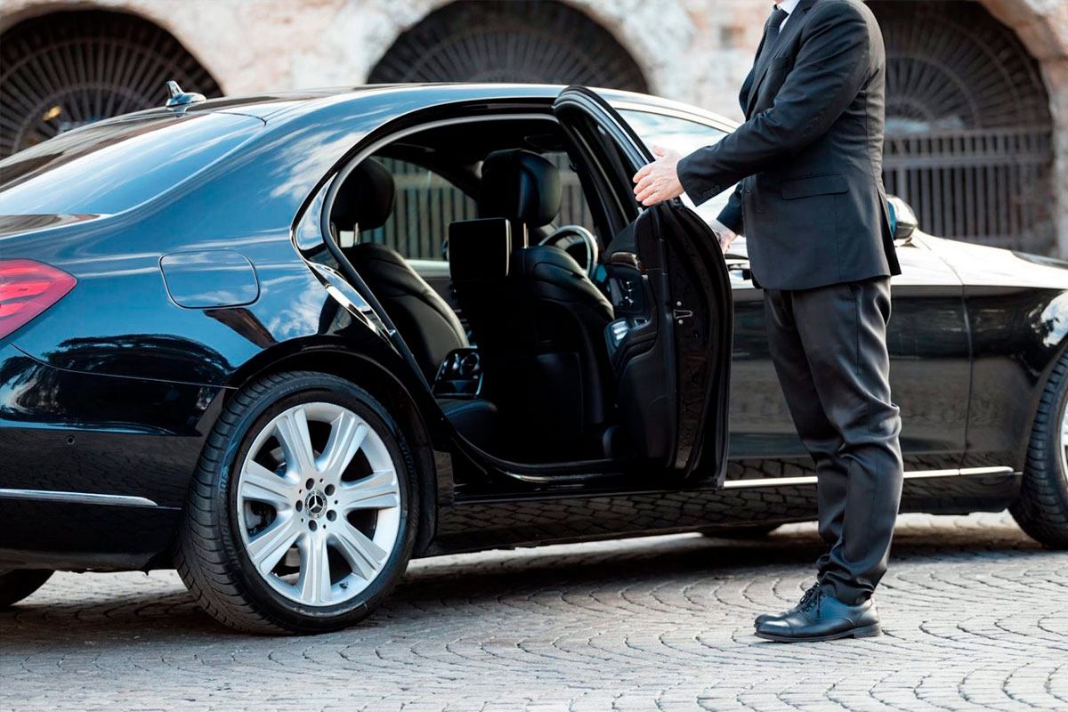 Signs Of Great Luxury Car Service Drivers